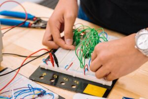 making a diy battery charger in a breadboard
